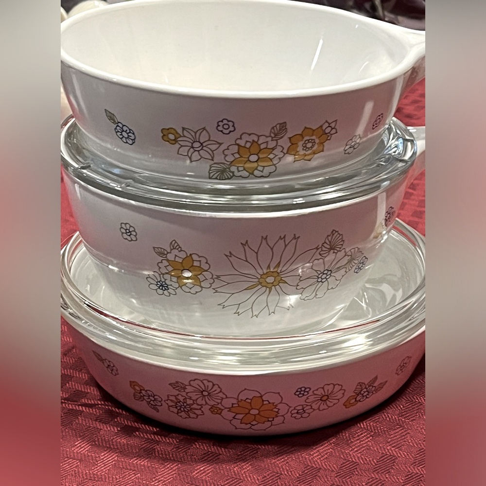3 Corning Ware Pans / Pots With 2 Lids.